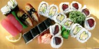 Потому так и популярны сейчас суши, сашими и роллы, что сочетают в себе максимум полезности, вкусности, изысканности и, как ни странно - простоты